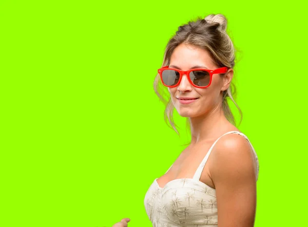 Joven Mujer Hermosa Con Gafas Sol Rojas Seguras Felices Con —  Fotos de Stock