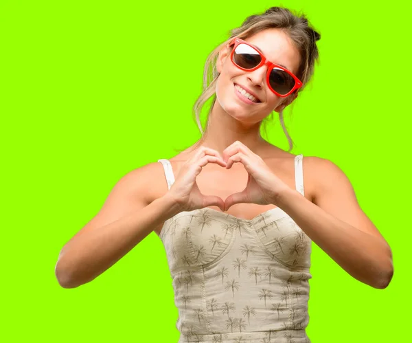 Joven Hermosa Mujer Con Gafas Sol Rojas Feliz Mostrando Amor — Foto de Stock