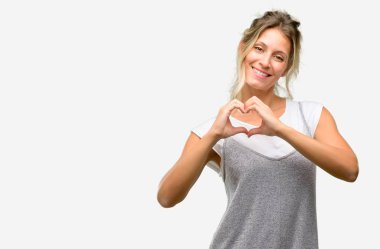 Eller genç güzel kadın ile sevgi göstermekten mutlu sağlıklı ifade kalp şekli ve evlilik sembolü