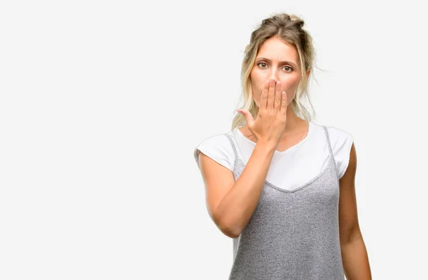 Ung Vacker Kvinna Täcker Munnen Chock Ser Blyg Uttrycker Tystnad — Stockfoto