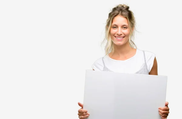 Jovem Mulher Bonita Segurando Banner Publicidade Branco Bom Cartaz Para — Fotografia de Stock