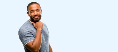 Soru ve şüphe ifade Afrikalı-Amerikalı adam sakal ile acımak yüz, düşünceli düşünme. Mavi arka plan üzerinde izole çözüm düşünün