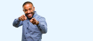 Afrika kökenli Amerikalı adam önüne mavi arka plan üzerinde izole parmak ile işaret eden sakallı