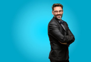 Orta yaş adam, sakal ve papyon kendinden emin ve mutlu bir büyük doğal gülümseme gülmek ile çapraz kollu