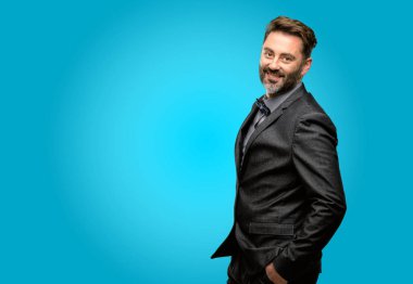 Orta yaş adam, sakal ve papyon kendinden emin ve mutlu bir büyük doğal ile smile gülüyor