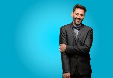 Orta yaş adam, sakal ve papyon kendinden emin ve mutlu bir büyük doğal ile smile gülüyor