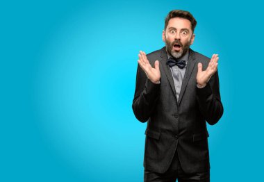 Orta yaş adam, sakal ve papyon mutlu ve ifade wow jest tezahürat