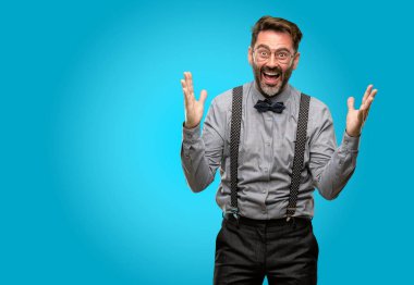 Orta yaş adam, sakal ve papyon mutlu ve ifade wow jest tezahürat