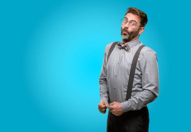 Orta yaş adam, sakal ve papyon aşk, darbeler öpücük kamerasına, ifade flört