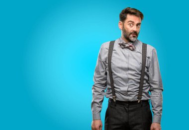 Orta yaş adam, sakal ve papyon şüphe ifade, şaşırtmak ve kavramı, belirsiz gelecek merak ediyorum