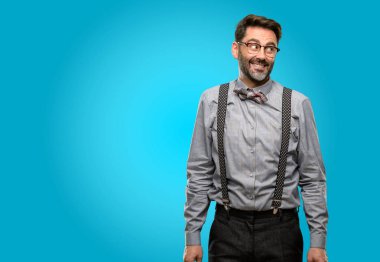 Orta yaş adam, sakal ve papyon kendinden emin ve mutlu bir büyük doğal ile smile gülüyor