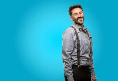 Orta yaş adam, sakal ve papyon kendinden emin ve mutlu bir büyük doğal gülümseme gülmüyorum, doğal ifade