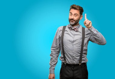 Orta yaş adam, sakal ve papyon parmak, bir numara yetiştirme