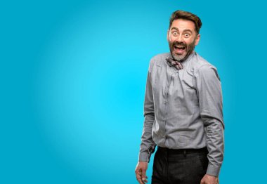 Orta yaş adam, sakal ve papyon kendinden emin ve mutlu büyük bir deli ile smile gülüyor