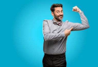 Orta yaş adam, sakal ve yay ile kravat işaretleme pazı gücü ve spor salonu konsept, sağlıklı yaşam ifade onun iyi