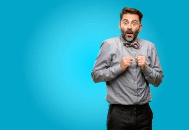 Orta yaş adam, sakal ve papyon mutlu ve ifade wow jest tezahürat