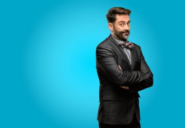 Orta yaş adam, sakal ve papyon kendinden emin ve mutlu bir büyük doğal gülümseme gülmek ile çapraz kollu