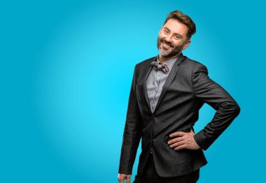 Orta yaş adam, sakal ve papyon kendinden emin ve mutlu bir büyük doğal ile smile gülüyor