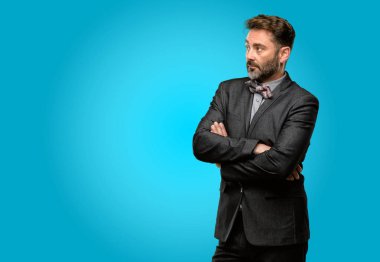 Orta yaş adam, sakal ve papyon kendinden emin ve mutlu bir büyük doğal gülümseme gülmek ile çapraz kollu