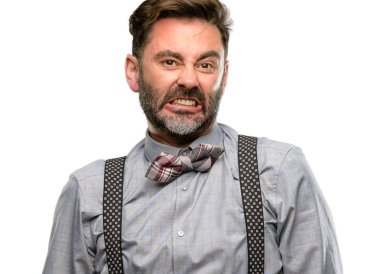 Orta yaş adamla tatminsizlik, sakal ve papyon kızgın ve stresli frowns yüzüne tedirgin ve rahatsız, beyaz arka plan üzerinde izole öfke ifade