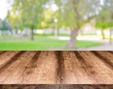 Ahşap boş masa kurulu önünde arka plan bulanık. Görüntülemek için kullanılan veya herhangi bir ürün montaj. Ürün görüntüleme için alay.
