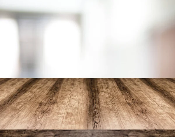 Ahşap boş masa kurulu önünde arka plan bulanık. Görüntülemek için kullanılan veya herhangi bir ürün montaj. Ürün görüntüleme için alay.