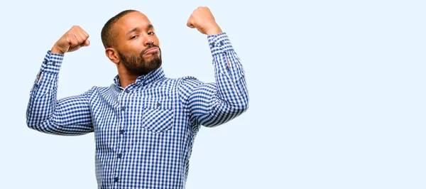 Africano Americano Homem Com Barba Mostrando Bíceps Expressando Força Conceito — Fotografia de Stock