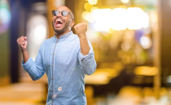 Hombre Afroamericano Con Barba Feliz Emocionado Expresando Gesto Ganador Exitoso —  Fotos de Stock