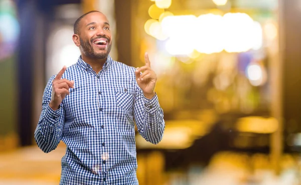 Hombre Afroamericano Con Barba Feliz Sorprendido Animando Señalando Hacia Arriba —  Fotos de Stock