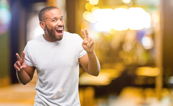 Hombre Afroamericano Con Barba Feliz Emocionado Expresando Gesto Ganador Exitoso —  Fotos de Stock