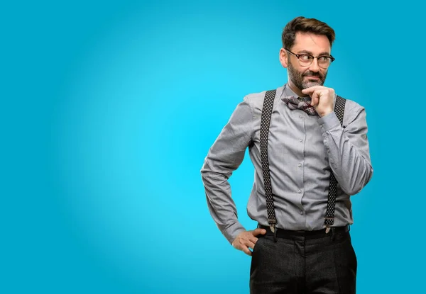 Uomo Mezza Età Con Barba Papillon Pensanti Premurosi Con Viso — Foto Stock