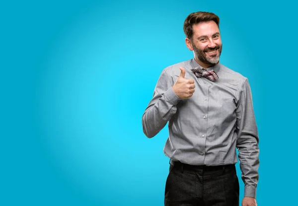 Hombre Mediana Edad Con Barba Pajarita Sonriendo Ampliamente Mostrando Los — Foto de Stock