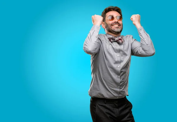 Middelbare Leeftijd Man Met Baard Strikje Blij Opgewonden Vieren Overwinning — Stockfoto