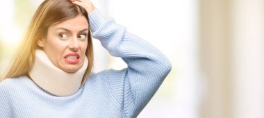 Genç boyun küme ayracı yaka şüphe ifade giyen kadın yaralı, şaşırtmak ve kavramı, belirsiz gelecek merak ediyorum