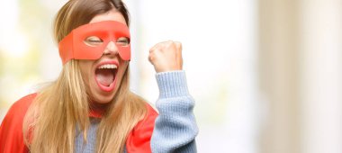 Genç süper kadın sinirli ve öfkeli olumsuz duygu, biriyle rahatsız ifade