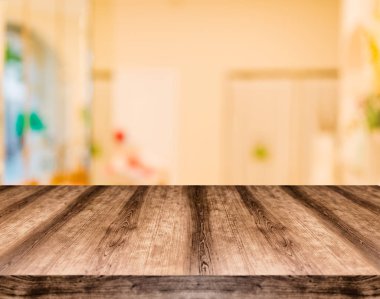 Ahşap boş masa kurulu önünde arka plan bulanık. Görüntülemek için kullanılan veya herhangi bir ürün montaj. Ürün görüntüleme için alay.