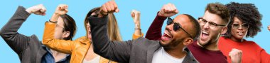 Büyük başarı, güç, enerji ve olumlu duygular ifade karma insanlar, kadınlar ve erkekler mutlu ve heyecanlı kutluyor zafer grubudur. Yeni iş neşeli kutluyor