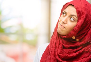 Genç Arap kadın giyiyor hijab şüphe ifade, şaşırtmak ve kavramı, belirsiz gelecek merak ediyorum