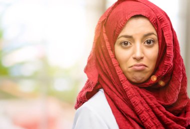 Üzgün ve üzgün ifadeyle, mutsuz hijab giyen genç Arap kadın