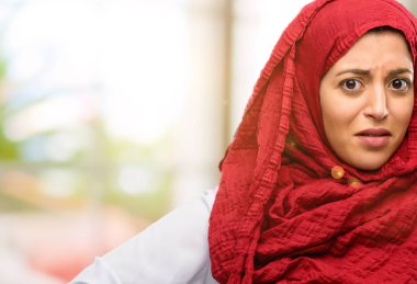 Kameraya bakarak hijab kızgın el tipik İtalyan hareketi el ile giyen genç Arap kadın