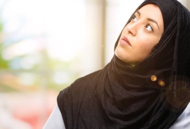 Kendinden emin ve mutlu bir büyük doğal gülümseme gülmek ile hijab giyen genç Arap kadın