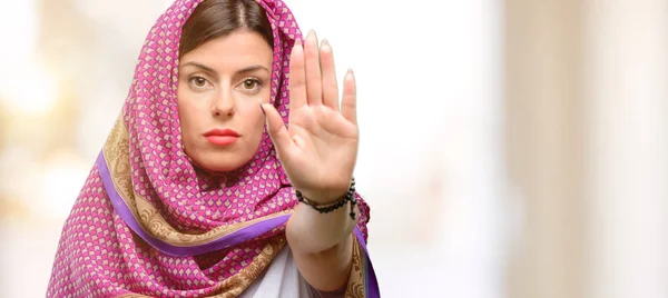 戴头巾的年轻阿拉伯妇女对不良态度感到恼火 用手停止手势 表示安全 防守或限制 也许推 — 图库照片