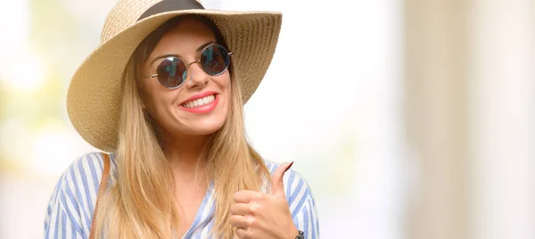 Giovane Donna Che Indossa Occhiali Sole Cappello Estivo Sorridente Ampiamente — Foto Stock