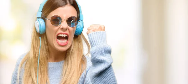 Mujer Joven Escuchar Música Con Auriculares Irritado Enojado Expresando Emoción —  Fotos de Stock