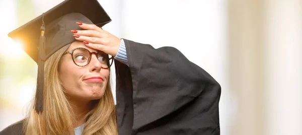 若い女性大学大学院生恐怖 不安とパニックのジェスチャー 圧倒を表現する神経 — ストック写真