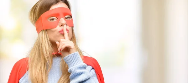 Dudaklarında Işaret Parmağı Olan Süper Kadın Sormak Sessiz Olmalısın Sessizlik — Stok fotoğraf