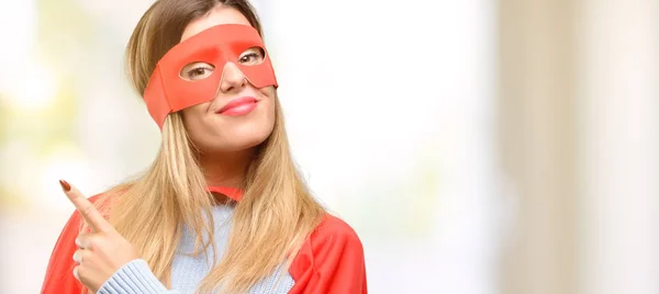 Süper Kadın Uzak Yan Parmak Ile Işaret — Stok fotoğraf