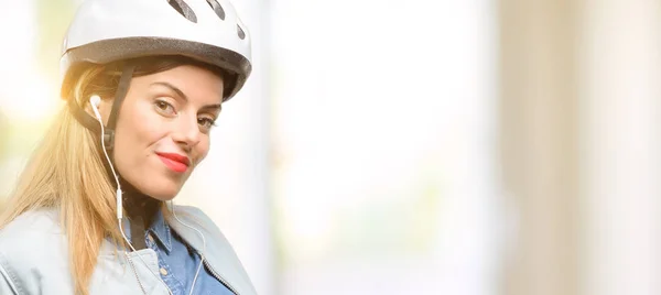 Mujer Joven Con Casco Bicicleta Auriculares Seguros Felices Con Una — Foto de Stock