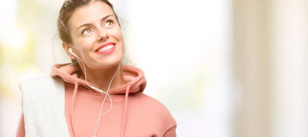 Young Sport Woman Wearing Workout Sweatshirt Thinking Looking Expressing Doubt — Stock Photo, Image