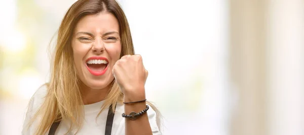 Dona Loja Mulher Vestindo Avental Irritado Irritado Expressando Emoção Negativa — Fotografia de Stock